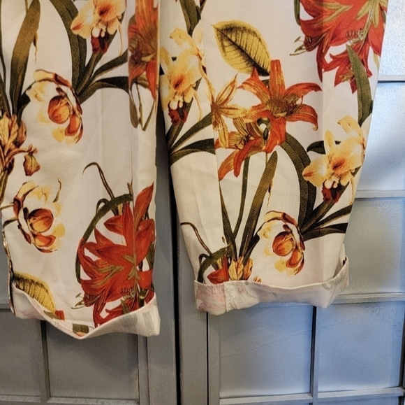 Chico's size 1 (8-10) ankle cream color with floral pants. Has matching belt. - Picture 10 of 15